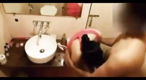 Rahibe kayınbiraderi, kocasının uykusundan sonra banyoda erkek kardeşiyle yaramazlık yapıyor 0 dakika 0 saniyelik