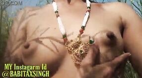 Indiase Babe ' s Outdoor Pissing Show met een duidelijke stem 3 min 40 sec