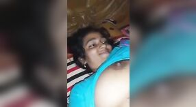 Vrouw van Bangladesh gives haar groot boezem naar haar man 2 min 50 sec