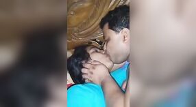 아내는 방글라데시에서 그녀의 큰 가슴을 그녀의 남편 0 최소 40 초