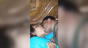 Vrouw van Bangladesh gives haar groot boezem naar haar man 0 min 50 sec