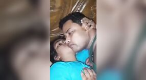 Vrouw van Bangladesh gives haar groot boezem naar haar man 1 min 00 sec