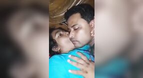 Vrouw van Bangladesh gives haar groot boezem naar haar man 1 min 10 sec