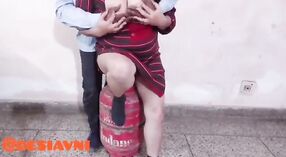 Desi AVni prende pestate difficile da un cilindro venditore in chiaro Hindi voce con orgasmo 2 min 40 sec