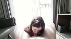 Echte POV Video van Bunny Nika ' s gepassioneerde en sensuele pijpbeurt en sperma slikken 8 min 40 sec