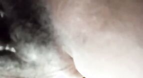 Mojado y salvaje: el coño negro de una ama de casa cachonda se toca con los dedos en este video 0 mín. 0 sec