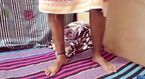 Indische Stiefschwester nackt in klarem Hindi-audio erwischt 0 min 0 s