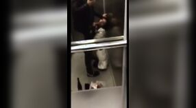 Raparigas marotas a chupar a Pila dos melhores amigos no elevador 1 minuto 20 SEC