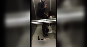 Raparigas marotas a chupar a Pila dos melhores amigos no elevador 3 minuto 20 SEC