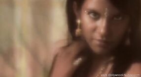Sessão de dança Sexy da Desi MILF com um Parceiro Indiano deslumbrante 0 minuto 40 SEC