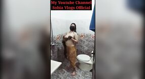 Gadis gemuk Pakistan masturbasi di kamar mandi 1 min 00 sec