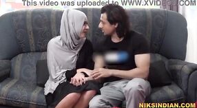 Un propriétaire pervers baise une salope hijabi au lieu de louer 2 minute 20 sec