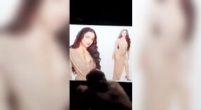 Indischer Perverser spritzt Tribut auf die Bilder der Bollywood-Schauspielerin 5 min 00 s