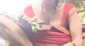 Seorang wanita Bihari mengambil benda kayu di dalam vaginanya 0 min 0 sec