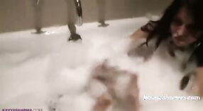 الهندي وقحة تدعو إلى اللعنة لها في حوض الاستحمام 2 دقيقة 50 ثانية