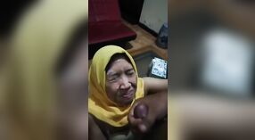 आदमी पर अपने बांग्लादेशी प्रेमिका के चेहरे 0 मिन 0 एसईसी