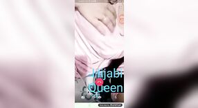 Hijabi pakistańska dziewczyna pokazuje swoje nagie piersi dla kochanka 0 / min 40 sec