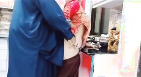 Индийская домохозяйка растягивает свою задницу в... 2 минута 00 сек