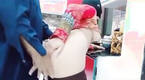 Индийская домохозяйка растягивает свою задницу в... 3 минута 40 сек