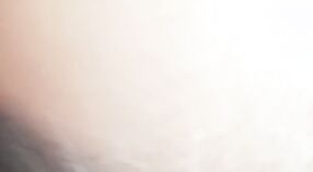 অপেশাদার শ্যামাঙ্গিনী ভাবি তার আঁটসাঁট গর্ত প্রসারিত করে 2 মিন 20 সেকেন্ড