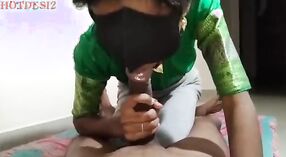 Sexy Desi indische Tante wird von einem Großen schwarzen Schwanz gelutscht 0 min 40 s