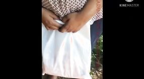 Indische Hausfrau mit Großen Brüsten Reitet Doggystyle Im Freien 0 min 0 s