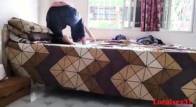 Жена в красной блузке занимается сексом в комнате высокой четкости (Аутентичное видео от Localsex31) 1 минута 10 сек