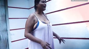 老年哥的大山雀和胖乎乎的屁股在印地语视频中被年轻的比卡里（Bhikari）砸了 0 敏 0 sec