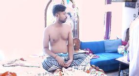 老年哥的大山雀和胖乎乎的屁股在印地语视频中被年轻的比卡里（Bhikari）砸了 12 敏 00 sec