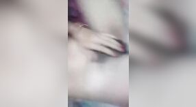El coño peludo de la novia de Mms se toca con los dedos en este video amateur 0 mín. 0 sec