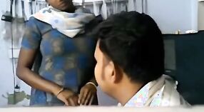 Sexy video di un Tamil ragazza e il suo manager in ufficio 1 min 40 sec
