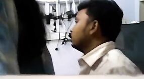 Sexy video van een Tamil meisje en haar manager in het kantoor 3 min 40 sec