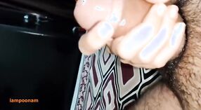 مراهق هندي يعطي جنس يدوي لزوجها في فيديو هندي 5 دقيقة 00 ثانية