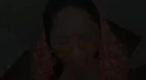 या व्हिडिओमध्ये भारतीय बीबीडब्ल्यू पवित्र दुधात घेते 3 मिन 40 सेकंद