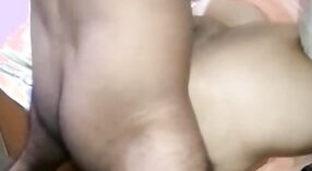 एक केसाळ भारतीय बाळ असलेले हौशी गुदद्वारासंबंधीचा व्हिडिओ 3 मिन 00 सेकंद