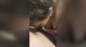 Indische Freundin spielt mit dem Schwanz ihres Freundes Nebenan, um ihn anzumachen 2 min 30 s