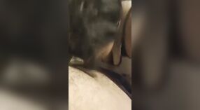 Indiase vriendin speelt met de lul van haar vriend naast de deur om hem aan te zetten 3 min 00 sec