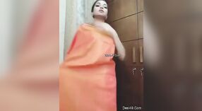 Solo Desi Mädchen Zieht sich aus und zeigt ihren kurvigen Körper vor der webcam 1 min 20 s
