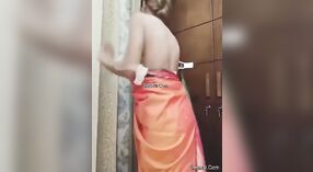 Solo Desi Mädchen Zieht sich aus und zeigt ihren kurvigen Körper vor der webcam 1 min 30 s