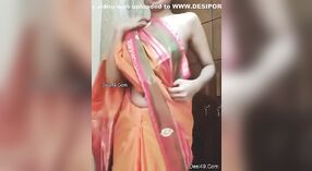 Solo Desi Mädchen Zieht sich aus und zeigt ihren kurvigen Körper vor der webcam 1 min 50 s