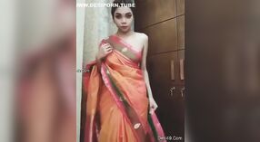 Solo Desi Mädchen Zieht sich aus und zeigt ihren kurvigen Körper vor der webcam 2 min 00 s