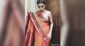 Solo Desi Mädchen Zieht sich aus und zeigt ihren kurvigen Körper vor der webcam 2 min 10 s