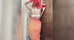 Solo Desi Mädchen Zieht sich aus und zeigt ihren kurvigen Körper vor der webcam 0 min 30 s