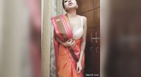 Solo Desi Mädchen Zieht sich aus und zeigt ihren kurvigen Körper vor der webcam 1 min 00 s