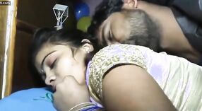 Bhojpuri bhabi beijando vídeo filmado em um ambiente quente 1 minuto 20 SEC
