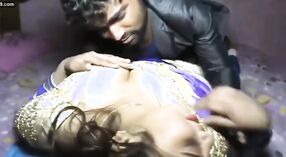 Bhojpuri Bhabi的接吻视频在一个热气腾腾的环境中拍摄 2 敏 20 sec