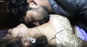 Bhojpuri bhabi beijando vídeo filmado em um ambiente quente 3 minuto 00 SEC