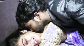 Bhojpuri Bhabi的接吻视频在一个热气腾腾的环境中拍摄 4 敏 20 sec