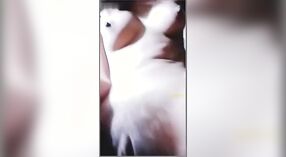या गरम व्हिडिओमध्ये महाविद्यालयीन मुलीची केसाळ मांजर बोटात पडते 0 मिन 40 सेकंद