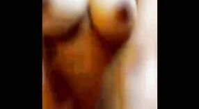 Pakistaans cousins in een hotel kamer krijgen ondeugend in deze porno video 7 min 00 sec